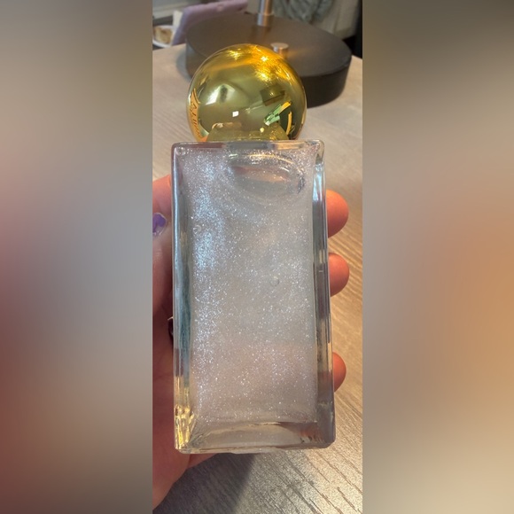 Truly Luxury Body Oil | Hydrating & Illuminating with Natural Shimmer-New In Box - Picture 2 of 11